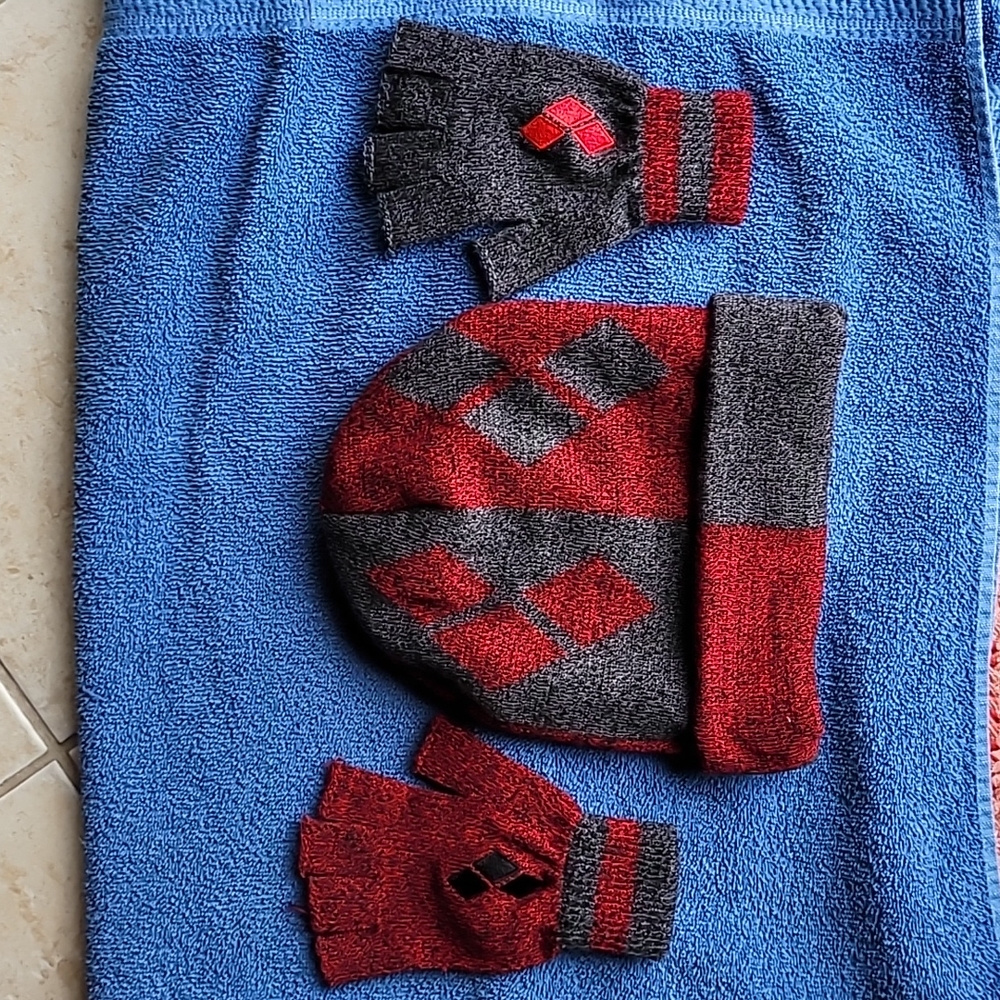 DC Comic Originals EUC gloves and hat grey/red